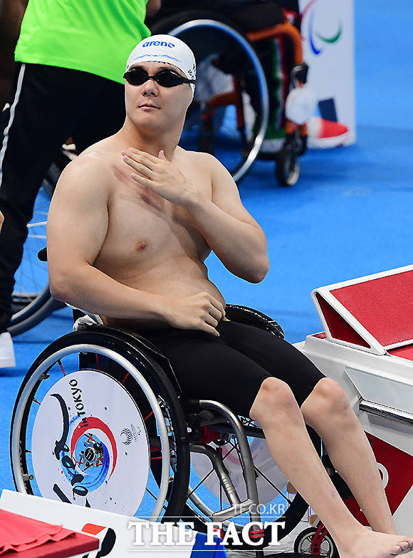 26일 오후 도쿄 아쿠아틱스센터에서 열린 2020 도쿄 패럴림픽 남자 자유형 100m(S4) 결승전. 조기성이 출발 전 자신감을 불어넣고 있다. /도쿄=사진공동취재단