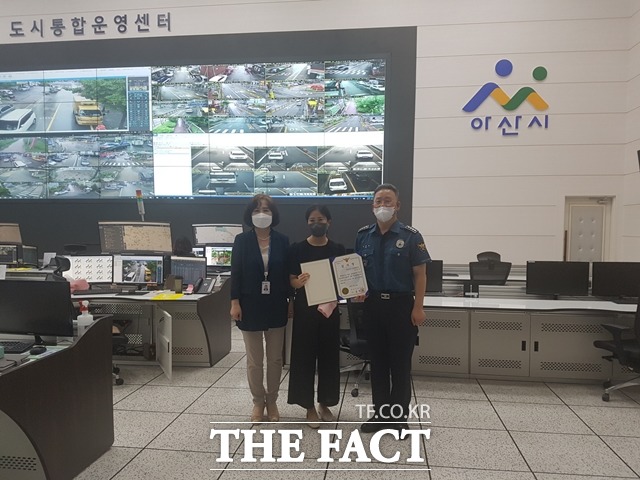 아산시 CCTV통합관제센터 관제요원이 차량털이범 절도 현장을 포착해 범인 검거에 기여한 공로로 아산경찰서로부터 감사장을 받았다. / 아산시 제공