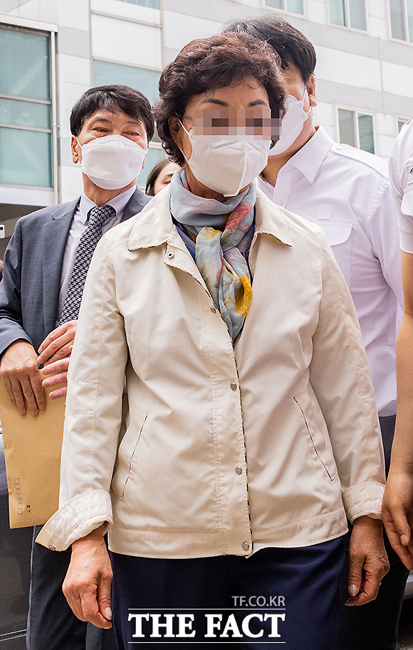 불법 요양병원을 운영하면서 수십억 원대 요양급여를 부정수급 한 혐의로 기소된 윤석열 전 검찰총장의 장모 최 모씨가 지난달 의정부지법에서 열린 1심 선고공판에 출석하고 있다. /의정부=이새롬 기자
