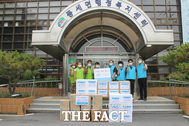 K-water 천안권지사가 26일 ‘K-water와 함께 더 건강한 여름’을 주제로 기초수급대상 아동 및 청소년에게 생필품 키트 물품을 지원했다. / K-water 천안권지사 제공