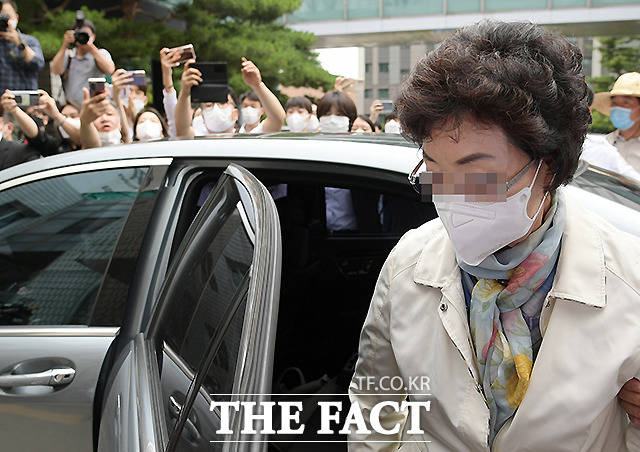 불법 요양병원을 운영하면서 수십억 원대 요양급여를 부정수급 한 혐의로 기소된 윤석열 전 검찰총장의 장모 최 모씨가 지난달 의정부지법에서 열린 1심 선고공판에 출석하고 있다. /의정부=이새롬 기자