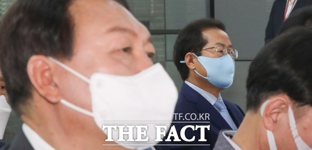 국민의힘 대선 주자인 윤석열(왼쪽) 전 검찰총장의 지지율이 주춤하는 사이 홍준표 의원이 매섭게 추격하고 있는 모양새다. 사진은 25일 서울 여의도 중앙당사에서 열린 비전 발표화에 참석한 윤 전 총장과 홍 의원. /이선화 기자