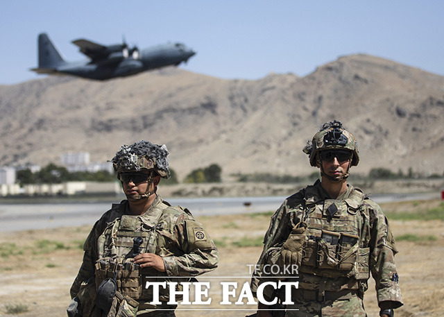 카불 국제공항을 지키는 미군들.