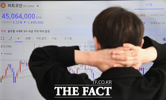 가상화폐 대장주인 비트코인이 한 달 만에 2000만 원 이상 오르며 26일 오전 기준 약 5700만 원에 거래되고 있다. /이동률 기자