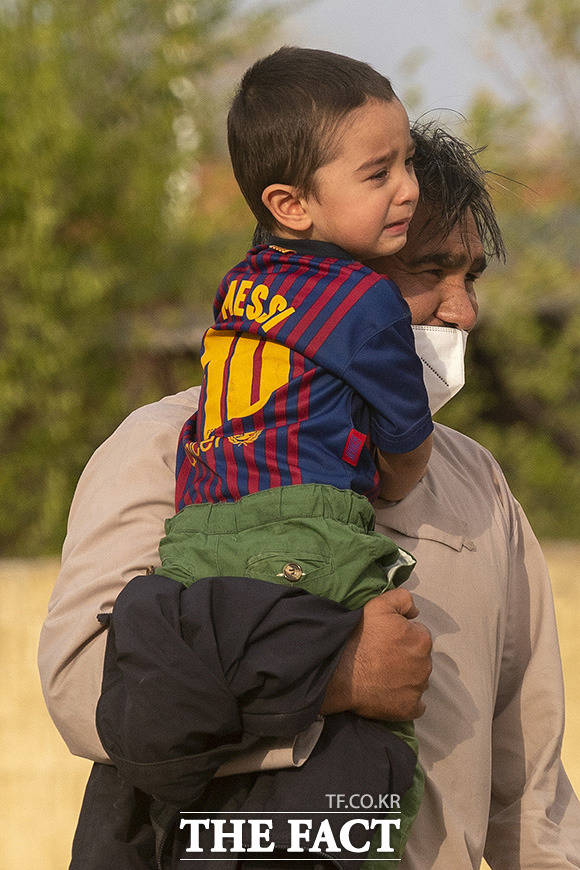 리오넬 메시의 유니폼 입고 스페인 도착한 아프간 소년.