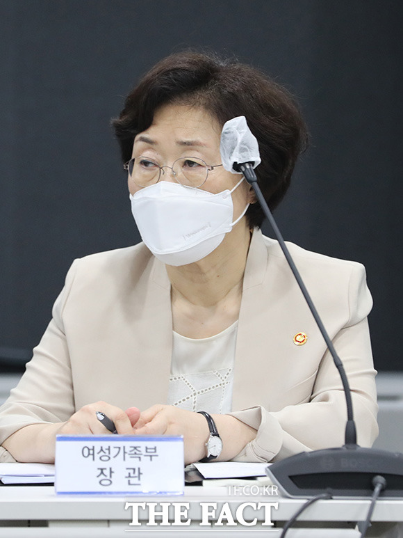 정영애 여성가족부 장관이 제4차 청년정책조정위원회에 참석해 김 총리의 발언을 듣고 있다.