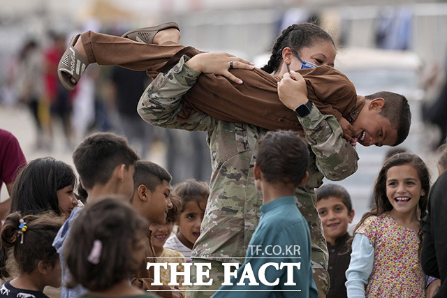 한 미군 병사가 최근 도착한 아프가니스탄 대피 어린이들과 놀아주고 있다.