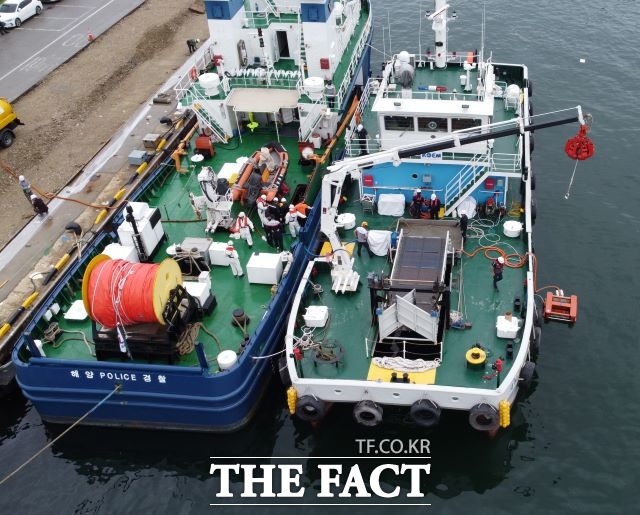 동해 해양경찰서는 25일 낮 2시부터 묵호항 해경 전용부두에서 해양오염사고 대비 해양오염물질의 추가 유출 및 확산 방지를 통한 피해 최소화를 위해 긴급 이적 훈련을 실시했다. /동해해경청 제공