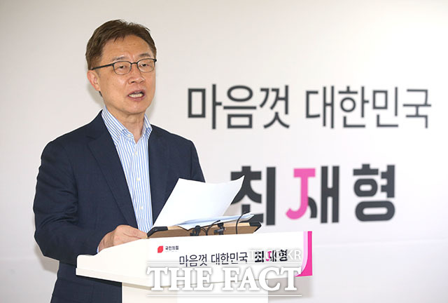 국민의힘 대선 경선 후보인 최재형 전 감사원장이 26일 오전 서울 여의도 선거캠프에서 부동산 분야 정책비전 발표를 하고 있다. /남윤호 기자