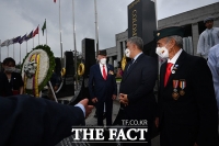  한국전쟁 참전비 앞에 선 콜롬비아 대통령과 참전용사 [포토]