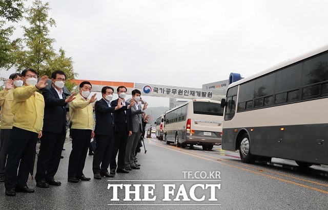 이시종 충북지사와 박문희 충북도의장, 송기섭 진천군수, 조병옥 음성군수가 아프간 입소자들에게 손을 흔들고 있다. / 충북도 제공