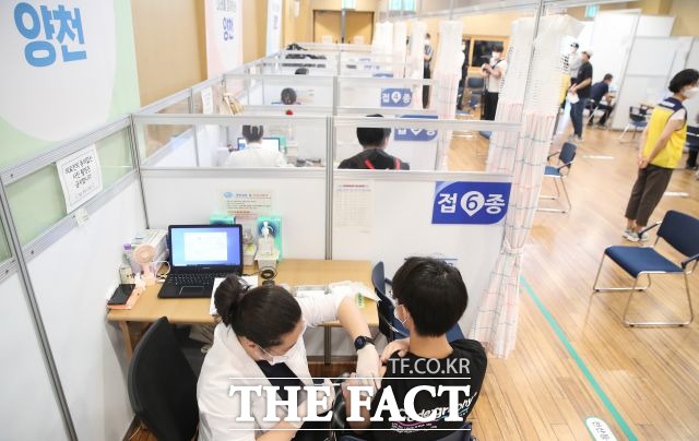 시는 90일 이상 서울에 체류하는 30대 이상의 외국인을 상대로 얀센 백신 자율 접종을 시행한다. 사진은 해당 기자와 직접적 관련 없음. /이새롬 기자