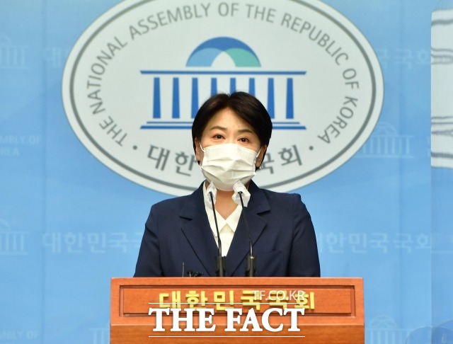 윤희숙 국민의힘 의원이 27일 국회 소통관에서 기자회견을 열어 부친의 세종시 논 구입 과정을 둘러싼 의혹에 대해 해명하고 있다. /이선화 기자