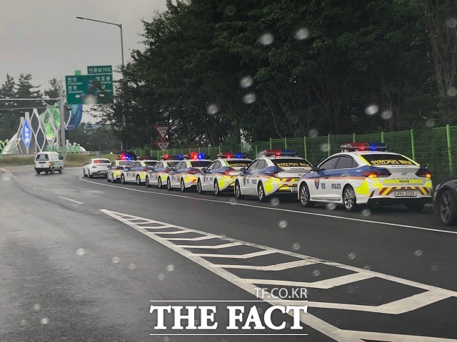 27일 오전 중부고속도로 진천IC 인근에 경찰차가 도착하는 아프가니스탄 협력자와 가족들이 탄 버스를 기다리고 있다. / 진천=전유진 기자