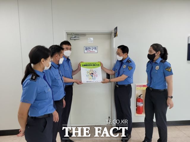 동해 해양경찰서는 건강한 공직문화 확산을 위해 ‘청렴 응원포스터’ 부착과 함께 청렴한 해양경찰 공직문화 분위기 조성에 앞장서고 있다고 밝혔다. /동해해양경찰서제공