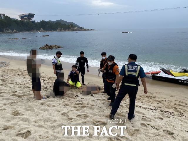 동해 해양경찰서는 어제(26일) 저녁 삼척시 장호해변에서 스노클링 중 파도에 떠밀려 허우적거리는 30대 남성 A 씨를 구조했다고 밝혔다. /동해해양경찰서제공
