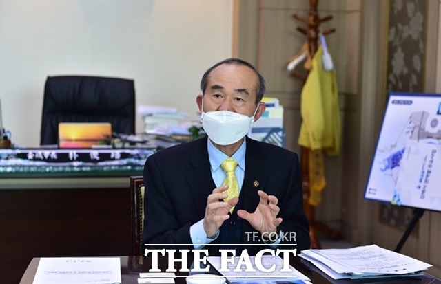 27일 박준배 김제시장이 2층 상황실에서 제20대 대선 공약과제 발굴 토론회를 열고 내년 대선을 김제시 미래 발전과 지역현안 문제 해결을 위한 기회로 활용해야 하며, 발굴한 사업이 대선 공약에 다수 포함될 수 있도록 전북도 및 정치권과 공조해 나갈 계획이다고 밝혔다. / 김제시 제공