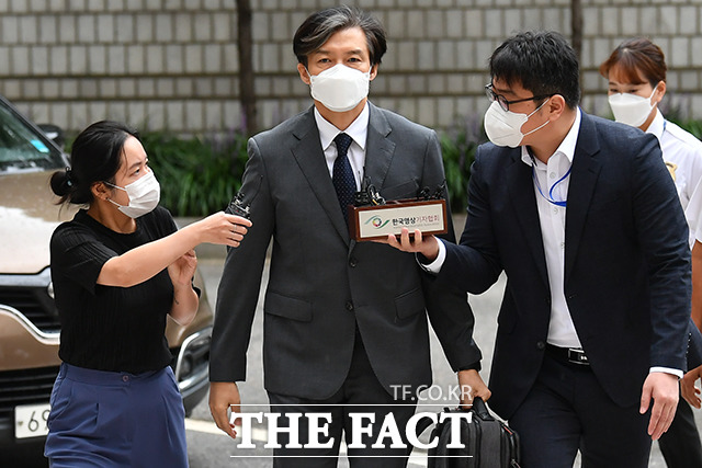 조국 전 법무부 장관은 27일 법정에 출석하면서 오늘은 아무 말씀도 드리지 못하겠다고 말했다./윤웅 기자