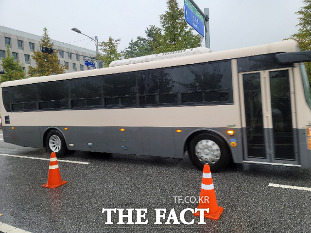 27일 낮 12시쯤 아프가니스탄 현지에서 한국 정부 업무에 도움을 줬던 아프간인들을 태운 버스가 임시 수용시설인 충북 진천 국가공무원 인재개발원으로 들어오고 있다. / 진천=전유진 기자