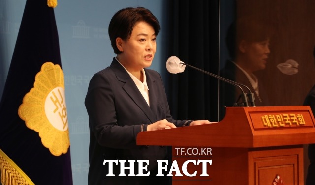 국민권익위원회 조사에서 부동산 관련 불법 의혹이 제기된 국민의힘 윤희숙 의원의 부친은 27일 계속된 논란에 자필 편지를 통해  제 딸자식이 아니라 모두 이 못난 애(아)비 탓이라며 용서를 구했다. 지난 25일 국회 소통관에서 의원직 사퇴 기자회견을 하는 윤 의원. /이선화 기자