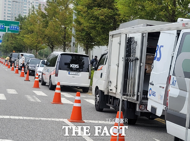 27일 오전 아프가니스탄 협력자들이 입소하는 국가공무원 인재연수원 앞 도로에 취재 차량이 몰리고 있다. / 진천=전유진 기자