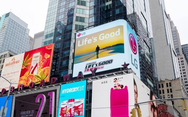 LG전자가 미국 뉴욕 타임스스퀘어와 영국 런던 피카딜리광장에 있는 회사 전광판에 Lifes Good 영화를 소개하고 있다. /LG전자 제공
