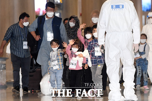 아프가니스탄 현지 조력자 및 가족들이 26일 오후 인천국제공항을 통해 입국하고 있다. /남용희 기자