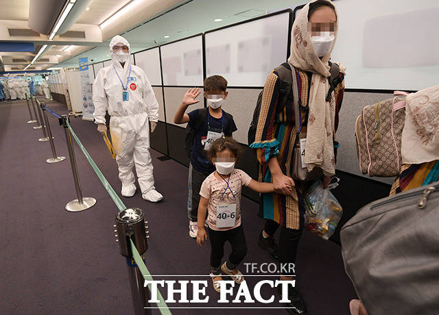 아프가니스탄에서 한국 정부 활동을 지원해온 아프간 현지인 직원 및 배우자 ,미성년 자녀, 부모 등 378여 명이 26일 오후 인천 국제공항 통해 입국하고 있다. /사진공동 취재단