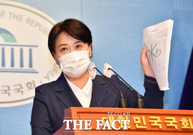 윤희숙 국민의힘 의원이 27일 국회 소통관에서 기자회견을 열어 부친의 세종시 논 구입 과정을 둘러싼 의혹에 대해 해명하고 있다. /이선화 기자