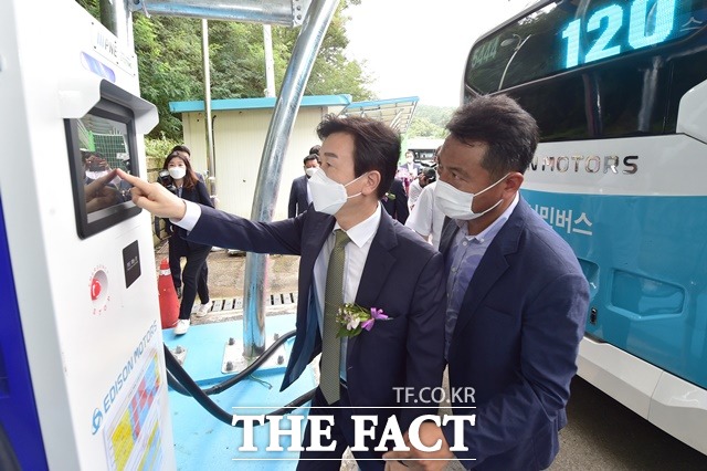 진주시가 전기저상버스 12대를 시내버스에 투입해 정식 운행을 개시한다./진주시 제공