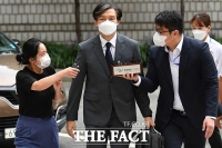  '초토화'된 일가족…조국 '오늘은 아무 말씀도 못 드리겠다'