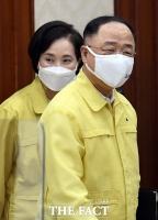  코로나19 중대본 회의 참석하는 홍남기-유은혜 부총리 [포토]