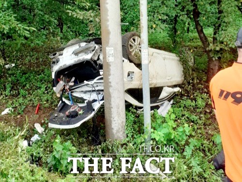 청송에서 승용차가 가로수를 충돌해 2명의 사상자가 발생했다./경북소방본부 제공