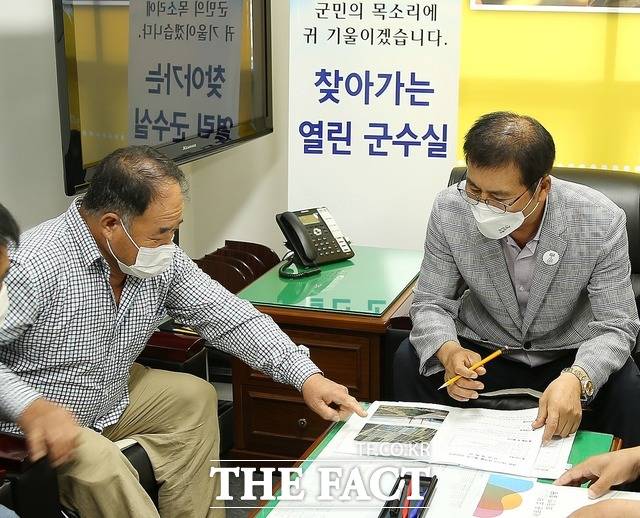 찾아가는 열린 군수실에서 주민의 의견을 듣고 있는 이상익 함평군수 / 함평군청 제공