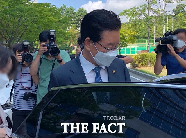 공직선거법 위반 혐의 등을 받는 정정순 (청주 상당) 국회의원이 지난 20일 청주지법에서 열린 선고 공판을 마치고 법원을 떠나고 있다. / 청주=전유진 기자