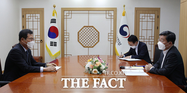 이상익 함평군수가 행정안전부 전해철 장관을 만나 지역 현안 사업과 중점 사업에 대해 논의하고 있다. / 함평군청 제공