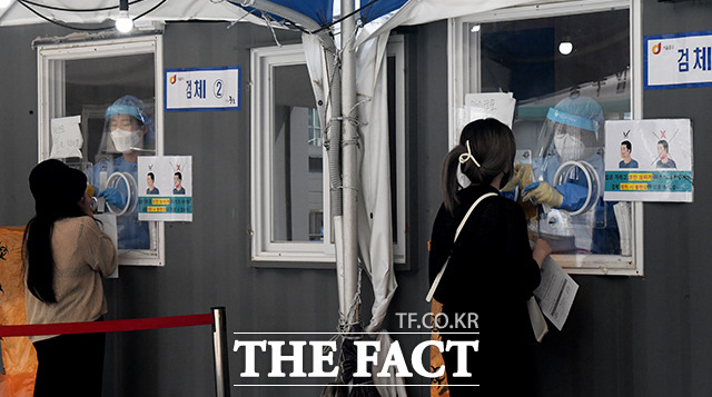 서울역 임시선별검사소에서 검체 체취하는 의료진들