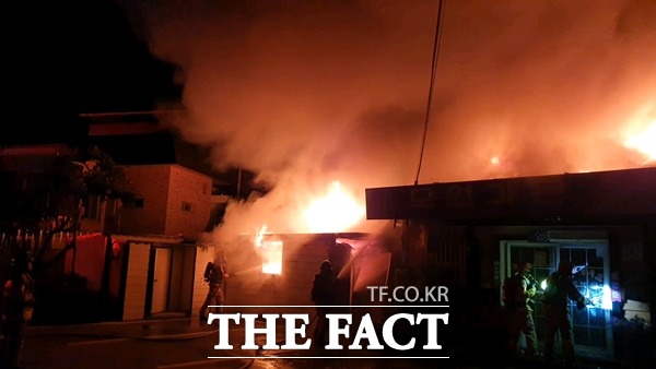 28일 오전 2시 40분쯤 경북 상주시 사벌국면 한 식당에서 원인을 알 수 없는 불이 났다./상주소방서 제공