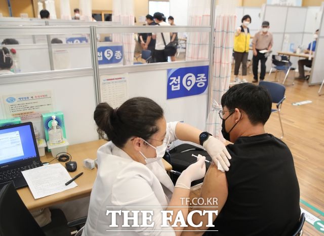 질병관리청은 28일 전체 국민 중 55.52%가 코로나19 백신 1차 접종까지 마쳤다고 밝혔다. /이새롬 기자