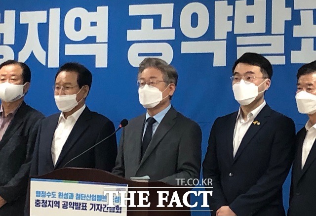 더불어민주당 대선후보인 이재명(왼쪽서 세번째) 경기지사가 28일 오전 충북 청주시 도시재생지원센터에서 충청권 공약을 발표하고 있다. / 청주=전유진 기자