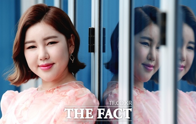 송가인은 27일 서울의 한 병원에서 코로나19 검사를 받았고 다음날 확진 통보를 받았다. /더팩트 DB