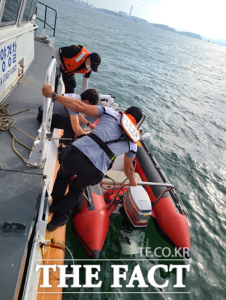 서천 앞바다에서 표류 선박이 잇따라 발생해 8명이 구조됐다. 표류 중인 모터보트를 구조하는 장면./보령해경 제공
