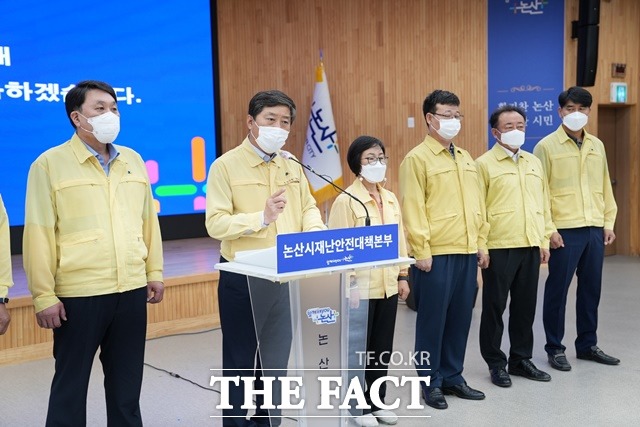 황명선 논산시장이 오는 30일부터 2주간 사회적 거리두기 단계를 4단계로 격상한다고 발표하고 있다. / 논산시 제공