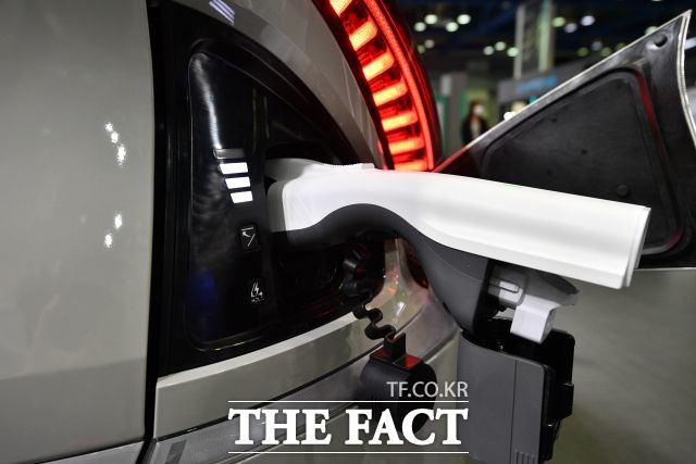 서울시가 전기차 시대를 앞당기기 위해 4년 내 전기차 27만 대를 보급하고 충전기 20만기를 설치한다고 밝혔다. 사진은 기아자동차의 전기차 ev6의 모습으로 해당 기사와 직접적 관련 없음. /남윤호 기자