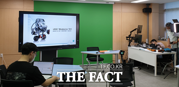 광명교육지원청은 시공간 경계를 넘어 학교 간 실시간으로 온․오프라인에서 동시에 수업을 실시하는 공동교육과정을 운영하고 있다. 지난 25일(수) 관내 명문고등학교(교장 김복례)에서 11개 고등학교가 함께 참여하는‘광명개방형 온오프라인 결합 공동교육과정 수업(로봇지능개발)’을 개강하였다고 30일 밝혔다./광명교육지원청제공