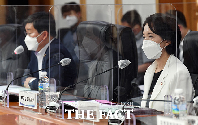 유은혜 사회부총리 겸 교육부 장관이 회의에 참석하고 있다.