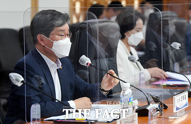 전해철 행정안전부 장관(왼쪽)이 30일 오후 서울 종로구 정부서울청사에서 열린 중앙-지방정책협의회에서 모두발언을 하고 있다./임영무 기자