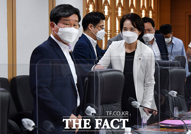 유은혜 사회부총리 겸 교육부 장관과 회의 참석하는 전해철 행안부 장관.