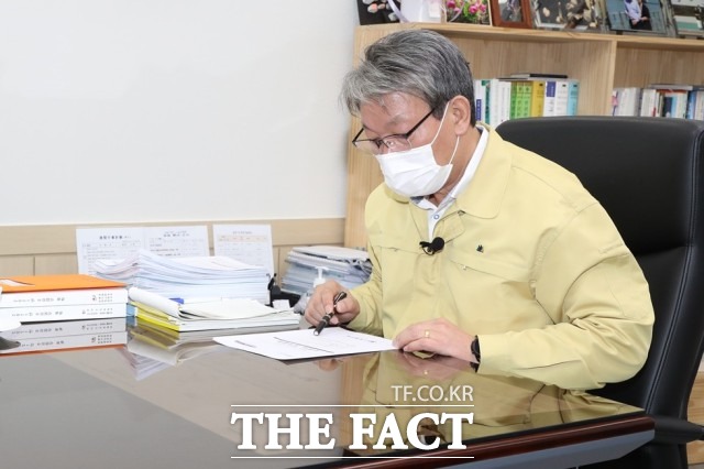 유진섭 시장은 추석 전 코로나19 관련 지원금의 차질 없는 지급과 함께 교통과 의료 등 시민이 일상에서 불편을 겪지 않도록 분야별 대책을 마련하고 주요 도로변 제초작업과 터미널 등 화장실 청결 관리에도 힘써달라”고 말했다. / 정읍시 제공