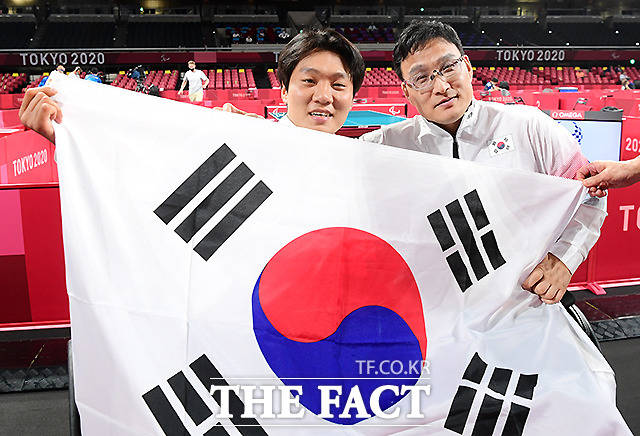 김현욱(왼쪽)과 주영대가 함께 태극기를 들고 기뻐하고 있다. /도쿄=사진공동취재단